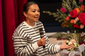 Kat T. Masen from Books Ever After answers questions at SHWF 2024. Photo by Greg Jackson.