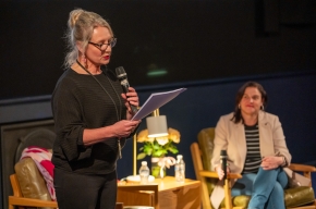 Festival Director, Michaela Bolzan interviews Nicola Moriarty about her latest gripping new thriller, Every Last Suspect. Photo by Greg Jackson. 