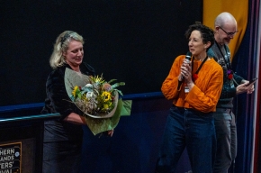 Saneia Norton thanks Michaela Bolzan at SHWF 2023. Photo by Greg Jackson. 