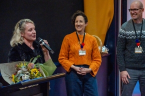 Saneia Norton thanks Michaela Bolzan at SHWF 2023. Photo by Greg Jackson. 